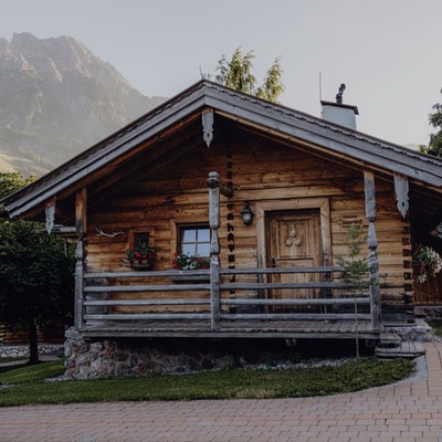 Chalet mit Bergpanorama im Morgenlicht, Puradies Leogang
