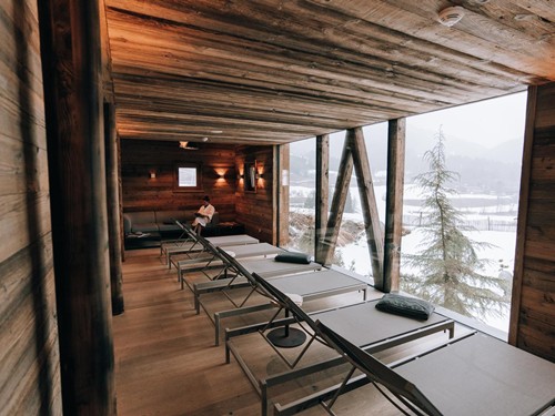 Person liest im Ruheraum, Saunahaus Heaven Spa, Naturresort Puradies in Leogang