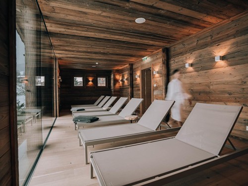 Person geht durch den Ruheraum des Saunahauses – Heaven Spa, Naturresort Puradies, Leogang, Salzburger Land Person geht durch den Ruheraum, Saunahaus Heaven Spa, Naturresort Puradies in Leogang