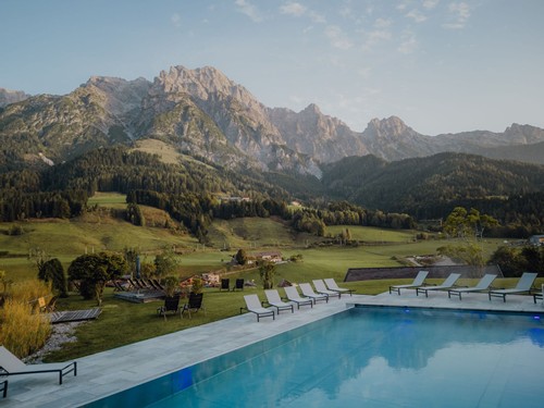 Infinity Pool im Heaven Spa mit Bergpanorama im warmen Licht, Naturresort Puradies, Leogang, Salzburger Land Infinity Pool im Heaven Spa mit Bergpanorama im warmen Licht, Puradies Leogang