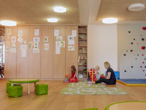 Kinderclub mit Kletterwand und Spielbereich im Naturresort Puradies, Leogang