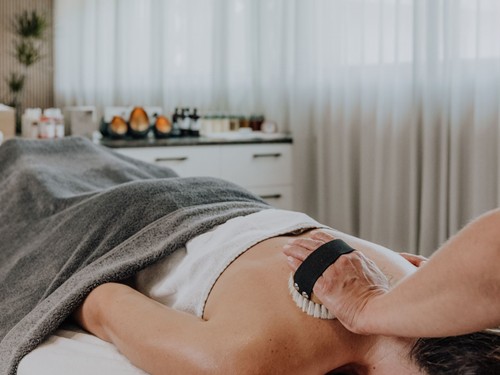 Körperbürstenanwendung im Heaven Spa, Puradies Leogang