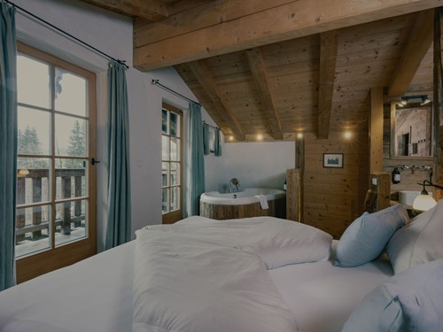Schlafzimmer mit Badewanne im Honeymoon-Chalet – Naturresort Puradies, Leogang Schlafzimmer mit Badewanne im Honeymoon-Chalet, Puradies