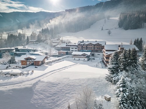 Luftaufnahme des Naturresorts Puradies im Winter, Leogang, Salzburger Land Luftaufnahme Naturresort Puradies im Schnee, Leogang