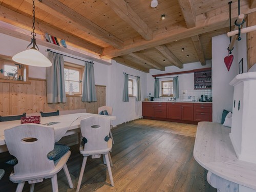 Wohn-, Ess- und Küchenbereich im Chalet im Puradies im Winter, Naturresort Puradies, Leogang Wohn- und Essbereich im Chalet im Naturresort Puradies im Winter