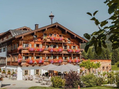 Embachhof, Teil des Hotels, im Sommer – Naturresort Puradies, Leogang, Salzburger Land Embachhof mit Blumenschmuck im Sommer, Puradies Leogang