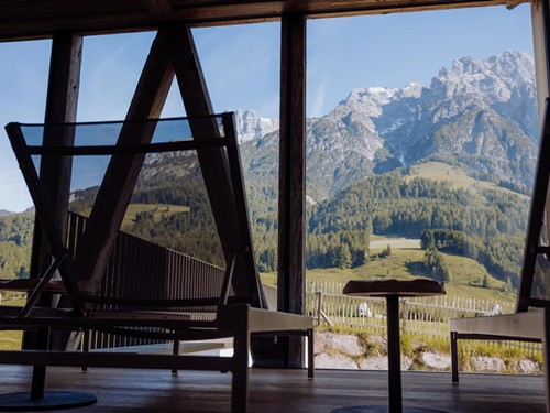 Ruheraum im Saunahaus mit Bergpanorama – Heaven Spa, Naturresort Puradies, Leogang, Salzburger Land Leere Liegen im Ruheraum mit Bergblick, Saunahaus Heaven Spa, Naturresort Puradies in Leogang