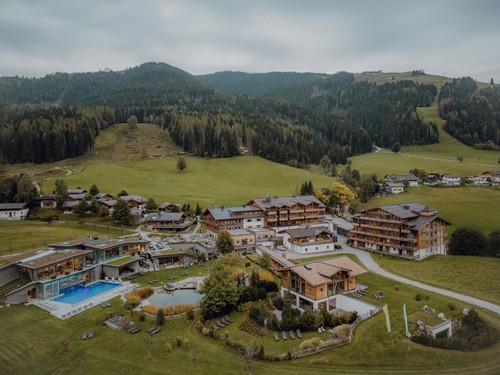 Luftaufnahme des gesamten Resorts im Herbst bei bewölktem Himmel, Naturresort Puradies, Leogang, Salzburger Land Luftaufnahme des gesamten Resorts im Herbst, Puradies Leogang