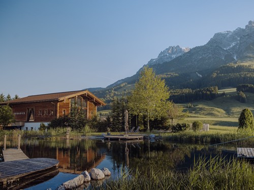 Naturbadeteich mit Saunahaus und Bergpanorama – Naturresort Puradies, Leogang, Salzburger Land Naturbadeteich mit Saunahaus und Bergpanorama, Puradies Leogang
