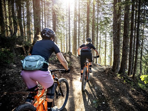 Zwei Mountainbikerinnen auf Waldtrail, Naturresort Puradies in Leogang