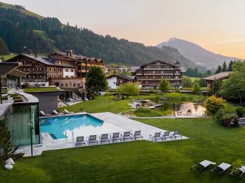 Luftaufnahme des gesamten Naturresorts Puradies im Sommer, Leogang, Salzburger Land Luftaufnahme des Naturresorts Puradies im Sommer, Leogang