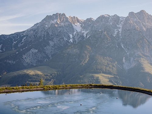 Speicherteich mit Plattform vor Bergpanorama, Leogang