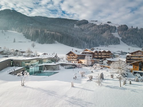 Luftaufnahme Naturresort Puradies im Winter, Leogang