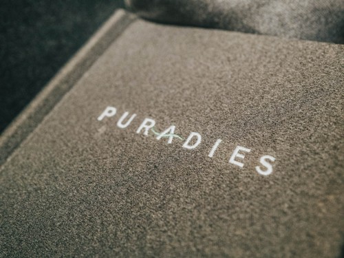 Speisekarte mit Puradies-Logo im Hotelrestaurant, Puradies Leogang