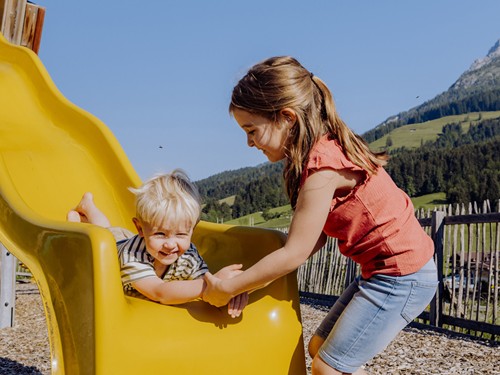 Kinder auf dem Abenteuerspielplatz im Naturresort Puradies in Leogang