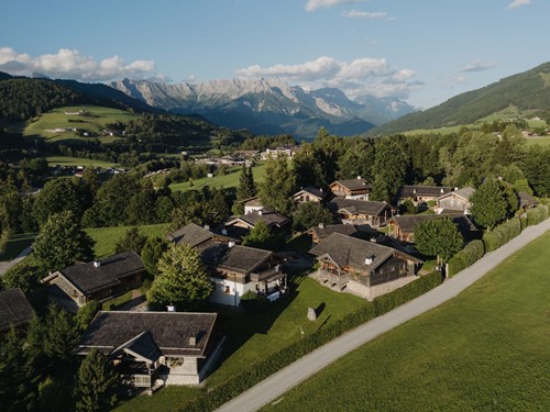 Luftaufnahme des Chaletdorfs im Sommer mit Bergpanorama – Naturresort Puradies, Leogang, Salzburger Land Luftaufnahme des Chaletdorfs im Sommer, Puradies Leogang