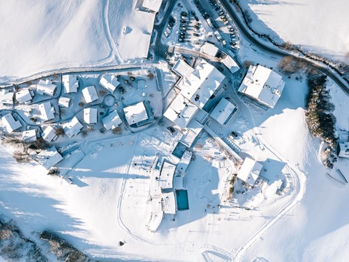 Luftaufnahme des Naturresorts Puradies im Winter, Leogang, Salzburger Land Luftaufnahme des Naturresorts Puradies im Winter, Leogang
