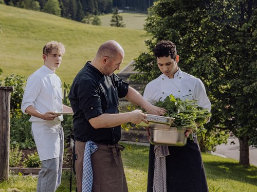Küchenteam beim Sammeln von Kräutern, Naturresort Puradies in Leogang