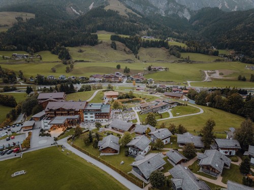 Luftaufnahme von Resort und Chaletdorf im Herbst, Naturresort Puradies, Leogang, Salzburger Land Luftaufnahme von Resort und Chaletdorf im Herbst, Puradies Leogang