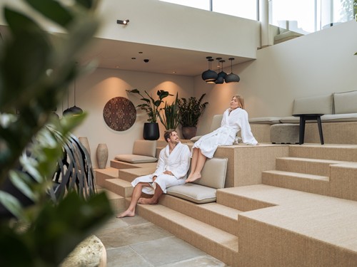 Zwei Personen im Bademantel in der Kaminlounge im Naturresort Puradies Zwei Personen im Bademantel in der Kaminlounge im Naturresort Puradies
