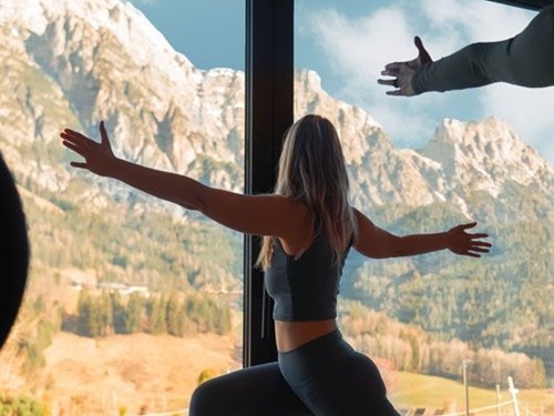 People practicing yoga with outstretched arms, Puradies Leogang