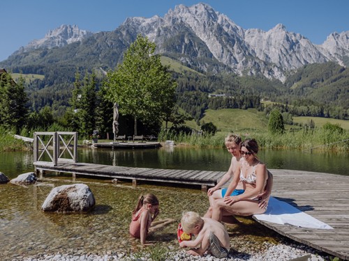 Familienzeit am Naturbadeteich im Naturresort Puradies Familie am Steg des Naturbadeteichs im Naturresort Puradies, Leogang