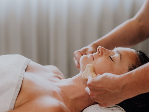 Gesichtsbehandlung mit Holzschaber im Heaven Spa, Puradies Leogang