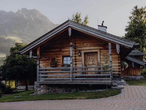 Chalet mit Bergpanorama im Morgenlicht, Naturresort Puradies, Leogang, Salzburger Land Chalet mit Bergpanorama im Morgenlicht, Puradies Leogang