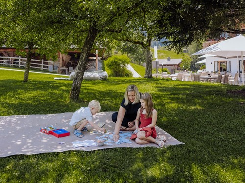 Kinderbetreuung im Grünen im Naturresort Puradies Kinderbetreuung im Grünen mit Spielen auf der Picknickdecke, Naturresort Puradies