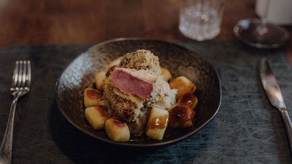 Hotel mit Halbpension im Salzburger Land – Naturküche im Puradies Leogang Schön angerichtete Speise mit Fleisch und kleinen Kartoffeln.