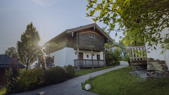 Chalet im Sonnenaufgang mit Steinweg, Naturresort Puradies, Leogang, Salzburger Land Chalet im Sonnenaufgang mit Steinweg, Puradies Leogang