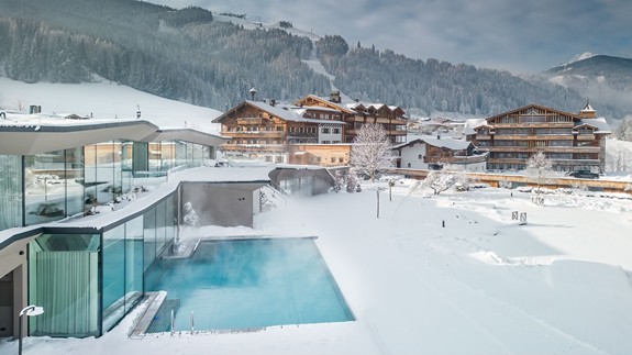 Beheizter Infinity Pool des Heaven Spa im Winter – Naturresort Puradies, Leogang, Salzburger Land Beheizter Infinity Pool, Heaven Spa, Naturresort Puradies Leogang
