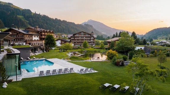 Luftaufnahme des gesamten Naturresorts Puradies im Sommer, Leogang, Salzburger Land Luftaufnahme des Naturresorts Puradies im Sommer, Leogang