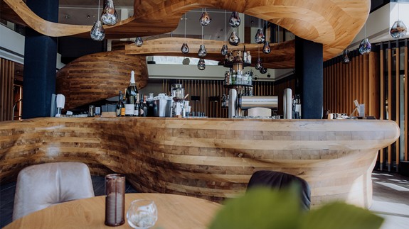 Bar Freiraum mit geschwungener Holzarchitektur, Naturresort Puradies, Leogang, Salzburger Land Bar Freiraum mit Holzarchitektur, Naturresort Puradies Leogang