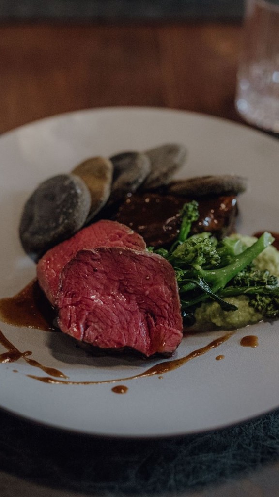 Rosa gebratenes Fleisch mit Brokkoli und Sauce, Naturresort Puradies, Leogang, Salzburger Land Rosa gebratenes Fleisch mit Brokkoli auf weißem Teller, Puradies Leogang
