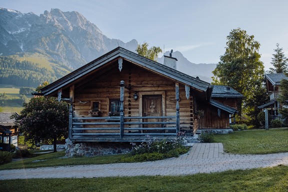 Naturchalet vor Bergpanorama im Naturresort Puradies, Leogang, Salzburger Land Naturchalet vor Bergpanorama, Naturresort Puradies Leogang