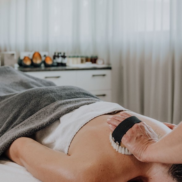 Körperbürstenanwendung im Heaven Spa, Naturresort Puradies, Leogang, Salzburger Land Körperbürstenanwendung im Heaven Spa, Puradies Leogang