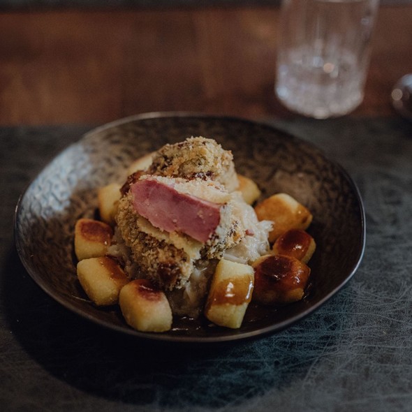 Hotel mit Halbpension im Salzburger Land – Naturküche im Puradies Leogang Schön angerichtete Speise mit Fleisch und kleinen Kartoffeln.
