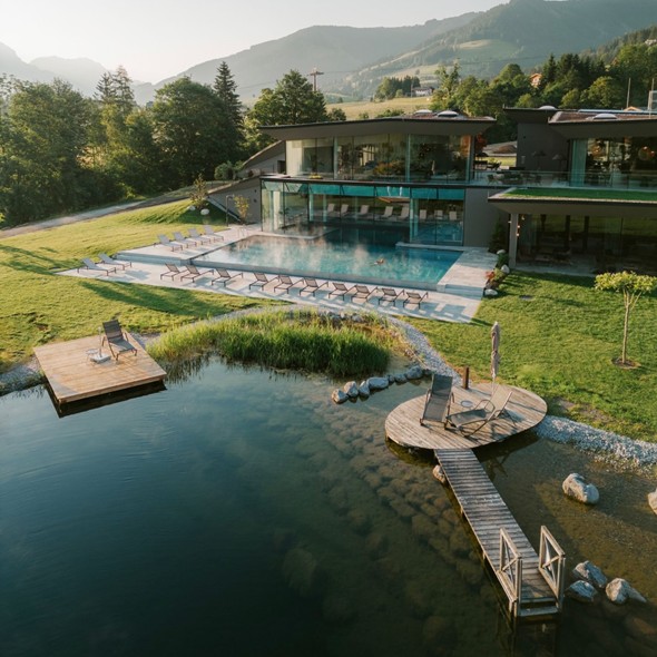 Naturbadeteich und Infinity Pool aus der Luft, Puradies Leogang