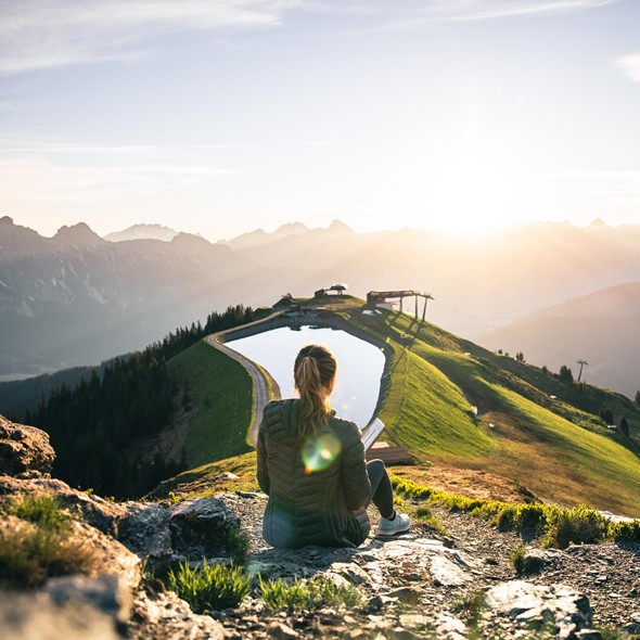 Wanderin bei Sonnenaufgang am Großen Asitz, Naturresort Puradies in Leogang