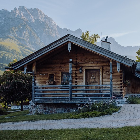 Naturchalet vor Bergpanorama im Naturresort Puradies, Leogang, Salzburger Land Naturchalet vor Bergpanorama, Naturresort Puradies Leogang