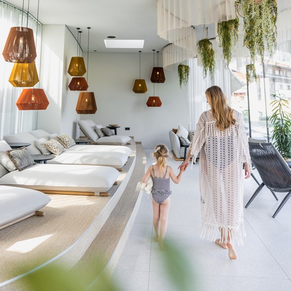 Frau mit Kind im Ruheraum des Heaven Spa, Puradies Leogang