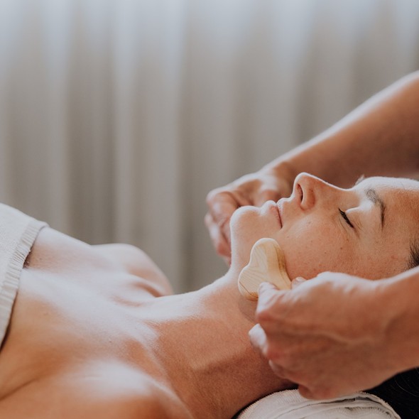 Gesichtsbehandlung mit Holzschaber im Heaven Spa, Naturresort Puradies, Leogang, Salzburger Land Gesichtsbehandlung mit Holzschaber im Heaven Spa, Puradies Leogang