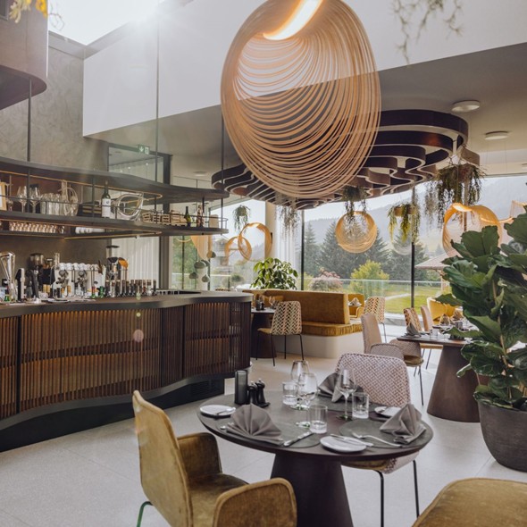 Gourmetrestaurant Ess:enz mit Frontcooking-Theke und gedeckten Tischen, Naturresort Puradies, Leogang, Salzburger Land Gourmetrestaurant Ess:enz mit Frontcooking-Theke, Puradies Leogang