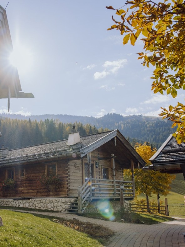 Naturchalets im Herbstlicht – Chaletdorf im Puradies, Naturresort Puradies, Leogang, Salzburger Land Naturchalets im Chaletdorf im Herbstlicht, Naturresort Puradies in Leogang