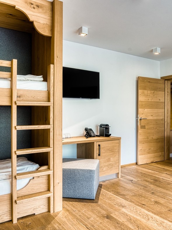 Zusätzlicher Wohnbereich mit Etagenbett und Sofa in der Premium Suite im Naturresort Puradies