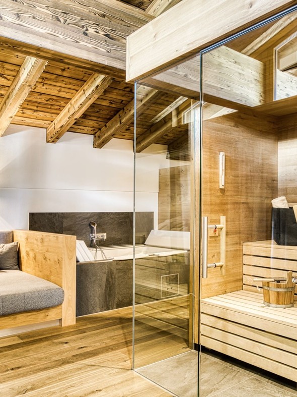 Daybed, Badewanne und private Sauna in der Privat Spa Suite Wolke 7 im Naturresort Puradies Daybed, Badewanne und private Sauna in der Privat Spa Suite Wolke 7 im Naturresort Puradies