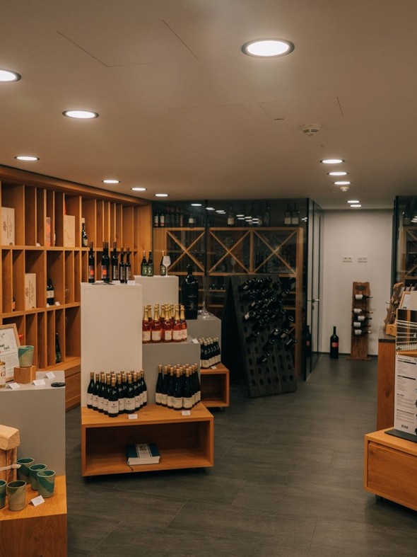 Greisslerei (Hotelshop) mit regionalen Produkten und Wein – Naturresort Puradies, Leogang, Salzburger Land Greisslerei (Hotelshop) mit regionalen Produkten, Puradies Leogang
