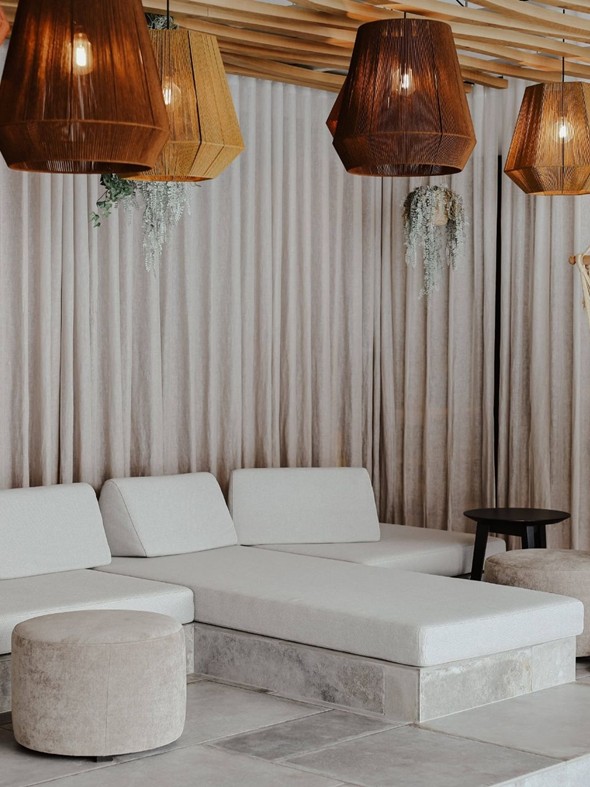 Kind in Hängesessel im Wellnessbereich des Heaven Spa – Naturresort Puradies, Leogang, Salzburger Land Lächelndes Kind im Hängesessel, Heaven Spa, Puradies Leogang