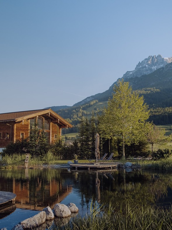 Naturbadeteich mit Saunahaus und Bergpanorama – Naturresort Puradies, Leogang, Salzburger Land Naturbadeteich mit Saunahaus und Bergpanorama, Puradies Leogang